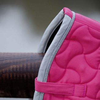 paski do przystuł zapinane na rzepy,
obszyty kontrastową lamówką oraz ozdobnym sznurkiem