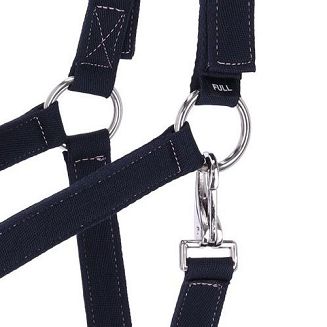 Dodatkowe zapięcie z lewej strony na karabińczyk pozwala na szybkie założenie lub zdjęcie dopasowanego wcześniej kantara.