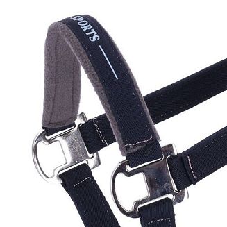 Stylowy, gumowy nadruk na nachrapniku nadaje mu sportowego charakteru i wyróżnia go na tle klasycznych modeli.