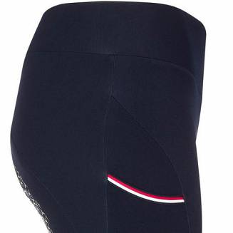 Na prawej nogawce głęboka kieszeń ozdobiona tasiemką w kolorach logo TOMMY HILFIGER.