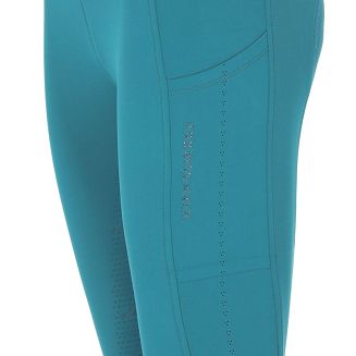 Perforacje po bokach i na dole nogawek zwiększają przepływ powietrza