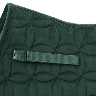 Miękki welur, komfortowe dopasowanie i eleganckie detale – czaprak SCHOCKEMÖHLE SP Soft Velvet D Style został zaprojektowany z myślą o wygodzie konia i stylowym wyglądzie podczas treningów oraz zawodów