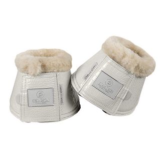 Luksusowe ochraniacze na kopyta dla konia, lakierowana powłoka przypominająca skórę krokodyla, krawędzie z futerkiem. Kolor jasnopopielaty - pearlgrey.