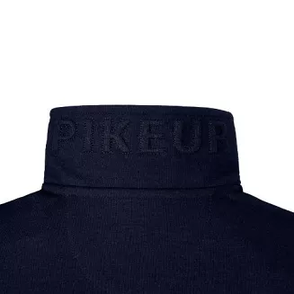 Z tyłu stójki wyhaftowane logo PIKEUR.