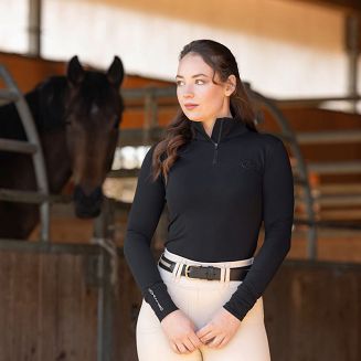 COVALLIERO Active Shirt to połączenie sportowej funkcjonalności z kobiecą estetyką. Lekka, elastyczna i dopasowana – pozwala skupić się na ruchu, zapewniając komfort od pierwszego do ostatniego etapu treningu.