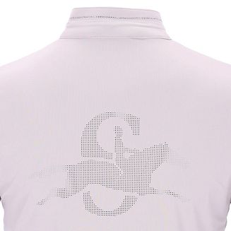 Z tyłu na plecach perforowane logo subtelnie podkreśla sportowy charakter koszulki i wyróżnia ją na tle klasycznych modeli.