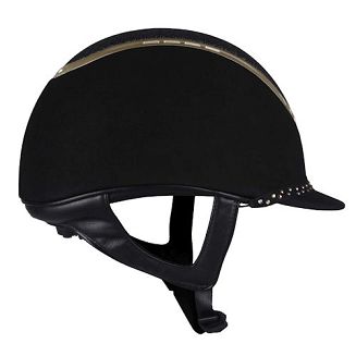 Pod brodą 3-punktowa uprząż wykonana z ekologicznej skóry, podszytej miękkim zamszem, zapinana na bezpieczny zatrzask