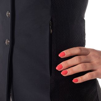 Wstawki z siatki sprawiają, ze rajtrok jest wyjątkowo przewiewny i oddychający, sprawdzi się na zawodach w gorące letnie dni.