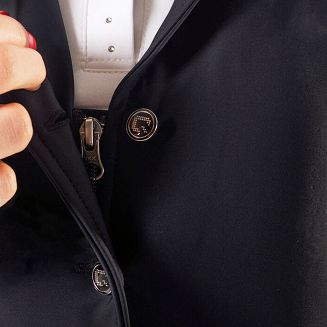 Zamek pod guzikami sprawia, że zapięcie nie rozchodzi się w czasie ruchu.