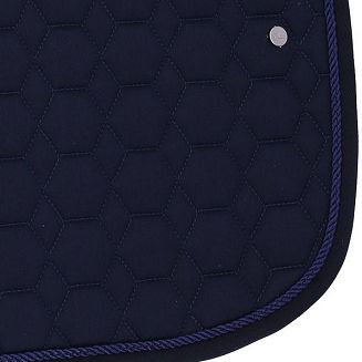 Jest idealny pod haft – świetna opcja dla stajni, klubów i zespołów. Pozwala stworzyć indywidualny, profesjonalny wizerunek.