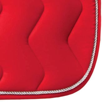 Obszyty ozdobnym sznurkiem.