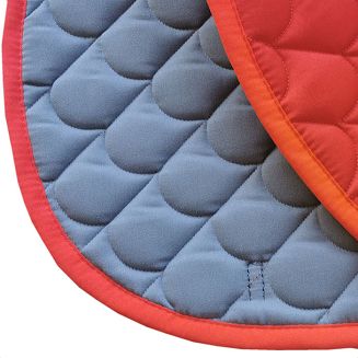 Niezwykle praktyczny w okresie zmiany sierści u konia - martwy zrzucony włos łatwo oczyścić szczotką z powierzchni bawełny.