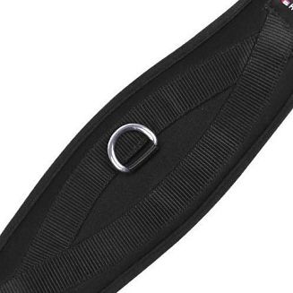 Półkółko pośrodku popręgu umożliwia dopięcie pomocy.