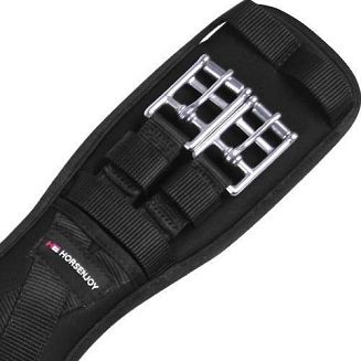 Po obu stronach znajdują się gumy umożliwiające wygodne dociągnięcie  popręgu