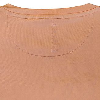 Nna plecach pod stójką, dyskretny, pionowy, silikonowy napis PIKEUR.