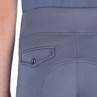 Z tyłu znajdują się dwie ozdobne  patki z eleganckim guzikiem imitujące kieszenie, które podkreślają sportowo-elegancki charakter bryczesów.