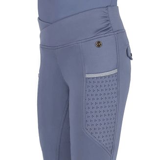 Dwie przednie kieszenie zostały ozdobione subtelną, brokatową lamówką, a elegancki Q-pin po lewej stronie stanowi charakterystyczny akcent marki.