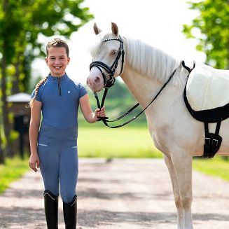 Styl, wygoda i swoboda ruchów – bryczesy młodzieżowe QHP Aubree zostały zaprojektowane z myślą o młodych jeźdźcach, którzy oczekują maksymalnego komfortu podczas jazdy konnej, szczególnie w cieplejsze dni.