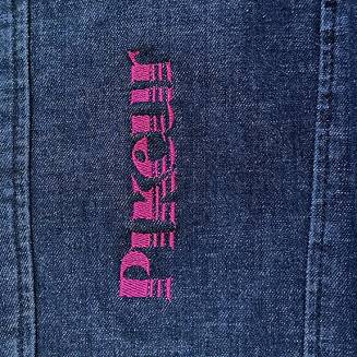 z boku bryczesy z blue jeans zdobi nadruk z logo Pikeur w kolorze fuksji