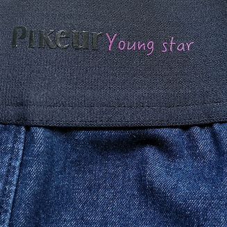 guma w pasie ozdobiona nadrukiem PIKEUR Young star