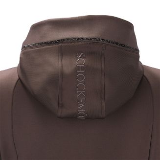 Na uwagę zasługuje kaptur ozdobiony kryształkami i nadrukiem logo, który nadaje sportowej formie bardziej elegancki charakter.