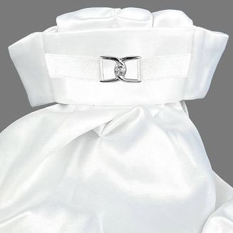 Plastron dziecięcy Kaya to obowiązkowy element stroju konkursowego każdego młodego jeźdźca. Klasyczna biel, subtelna klamerka z delikatnym kryształkiem i wygodne zapięcie na rzep sprawiają, że mały zawodnik wygląda jak profesjonalista.
