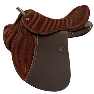 Siodło MAX posiada bardzo głębokie i miękkie, dodatkowo przeszywane siedzisko, które zapobiega przesuwaniu się jeźdźca w trudnym terenie, zapewniając stabilność i komfortową miękkość.