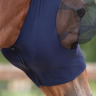 pod ganaszami zapinana od dołu do góry na zamek