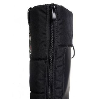 w tylnej części zapinane są na zamek