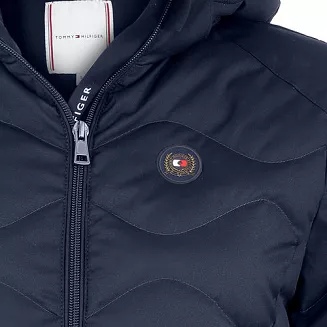 Z przodu po lewej stronie znaczek z logo TOMMY HILFIGER.