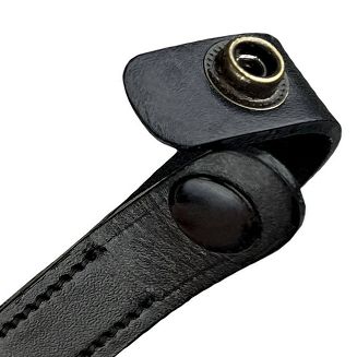 Praktyczne zapięcie na klips umożliwia szybkie i wygodne mocowanie naczółka bez konieczności rozpinania całego ogłowia