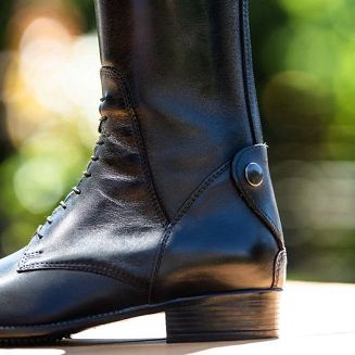 Sznurowane na podbiciu pozwalają na precyzyjne dopasowanie, bez względu na wysokość wysklepienia stopy i grubość nogi w kostce