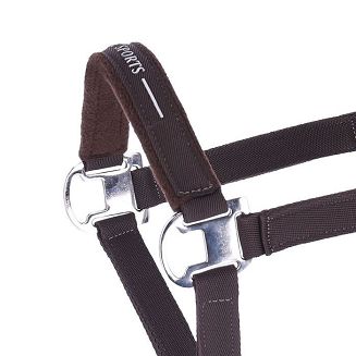 Gumowy nadruk na nachrapniku nadaje sportowego charakteru i wyróżnia kantar na tle klasycznych modeli.
