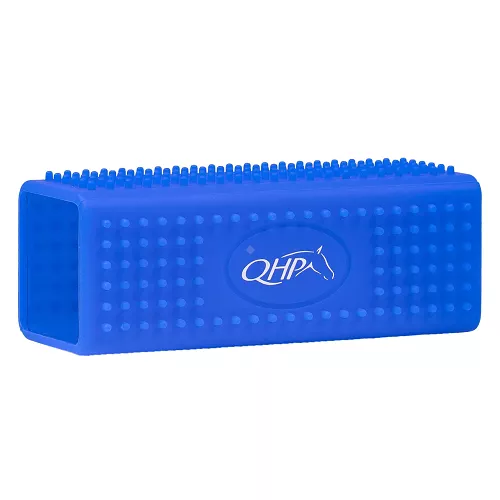 QHP Multi Function Brush to praktyczna szczotka do konia, szczotka do linienia i szczotka do usuwania sierści ze sprzętu jeździeckiego, która ułatwia codzienną pielęgnację i pomaga utrzymać porządek w stajni