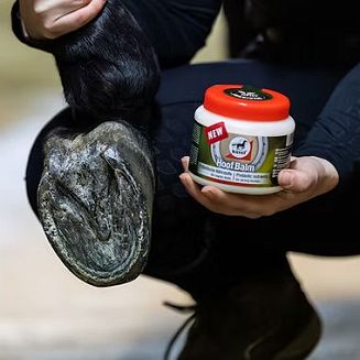 nowoczesny balsam do pielęgnacji kopyt koni, który intensywnie nawilża, wspomaga regenerację i wzmacnia naturalną barierę ochronną kopyta.