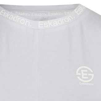 Z przodu koszulki brokatowe logo kolekcji Eskadron.