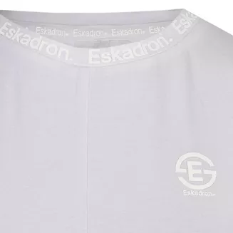 Z przodu koszulki brokatowe logo kolekcji Eskadron.
