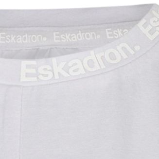 Wykonana z dzianiny bawełnianej z domieszką elastanu.