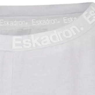 Wykonana z dzianiny bawełnianej z domieszką elastanu.