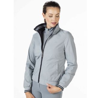 Po obu stronach kieszonki zapnane na nap.