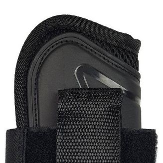 Wyprofilowany kształt - ochraniacze dobrze układają się do nogi i nie krępują ruchu.