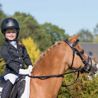 z tyłu dwa rozcięcia sprawiające, że rajtrok dobrze układa się w czasie jazdy konnej
