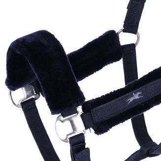 nachrapnik w całości pokryty miękkim, wegańskim futerkiem chroni przed otarciami