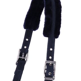 Pasek potyliczny zapinany po obu stronach na klamry zwiększające możliwość regulacji