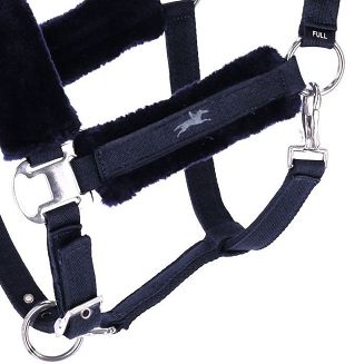 Pasek nachrapnika zapinany na klamrę - możliwość regulacji obwodu ułatwia dopasowania kantara.