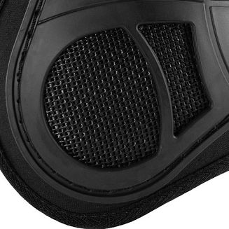 skorupa wykonana z wytrzymałego, giętkiego tworzywa , chroniącego nogi przed uderzeniem i urazami, z zabezpieczonymi siatką kanałami powietrznymi (kanały powietrze od zewnętrznej strony ochraniaczy)