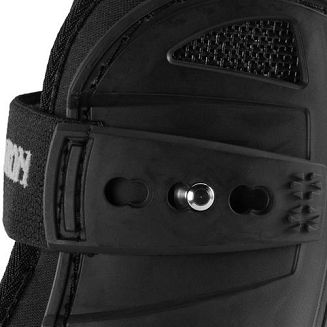 ochraniacze zapinane na kołki połączone z mocną gumą z nadrukiem ESKADRON, ułatwiającą stabilne dopięcie ochraniacza