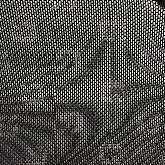 Wierzch rękawiczki wykonany z cieniutkiej siateczki, przepuszczającej promienie UV, dzięki czemu dłoń opala się równocześnie z przedramieniem i nie odróżnia się odcieniem od ręki, tak jak w innych rękawiczkach.