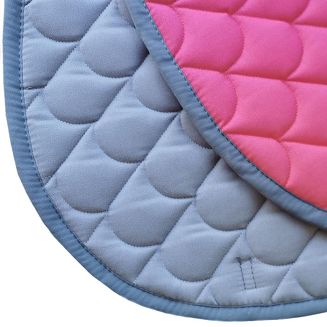 Niezwykle praktyczny w okresie zmiany sierści u konia - martwy zrzucony włos łatwo oczyścić szczotką z powierzchni bawełny.