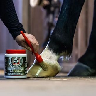 Żel szybko się wchłania, wiąże wilgoć wewnątrz kopyta i nie pozostawia tłustej warstwy. Doskonale sprawdzi się w codziennej pielęgnacji koni z suchymi, łamliwymi lub wymagającymi regeneracji kopytami.